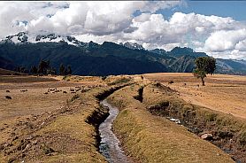 Landschaft zwischen Chinchero und Moray: Bewsserungsgraben