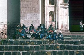 Frauen sitzen auf der Kirchentreppe