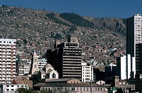 La Paz: Hochhuser und Favelas