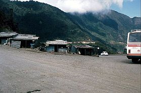 Strae in die Yungas: Abzweig nach Coroico