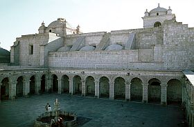 innenhof der Iglesia de la Compania