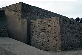 Lehmornamente am Huaca La Esmeralda (= Smaragdtempel)