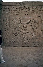 Lehmornamente am Huaca La Esmeralda (= Smaragdtempel)