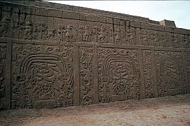 Lehmornamente am Huaca La Esmeralda (= Smaragdtempel)