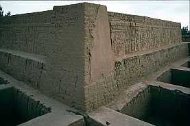 Lehmornamente am Huaca La Esmeralda (= Smaragdtempel)