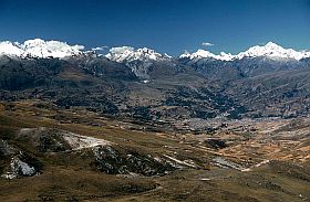Gebirgslandschaft zwischen Casma und Huaraz, im Hintergrund die Cordillera Blanca