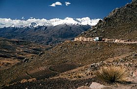 Gebirgslandschaft zwischen Casma und Huaraz, im Hintergrund die Cordillera Blanca