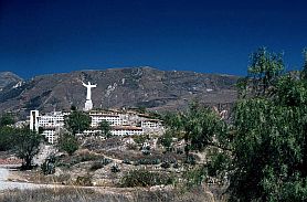 Gedenksttte und Friedhof fr die 20000 Menschen, die bei dem Bergsturz 1970 in Yungay starben 