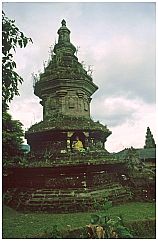 Bratan-See: Stupa aus buddhistischer Zeit