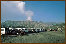 Parkplatz mit Krater des Bromo