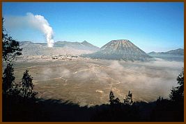 Blick vom Rand der Caldera, Bromo qualmt