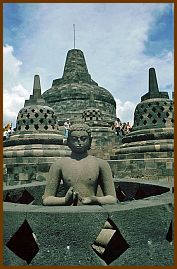 Borobudur - Im Arupadhatu-Bereich 