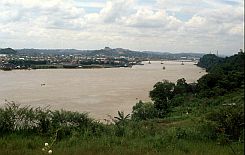 Blick ber den Mahakam-Fluss auf die Stadt Samarinda
