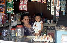 Frau mit Kind in ihrem kleinen Laden