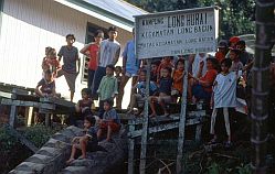 Kinder bei der Ankunft in Long Bagun