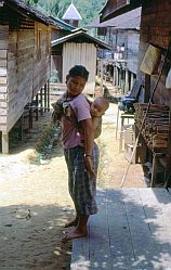 Frau mit Baby in Long Apari