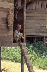 alte Frau mit langen Ohrlppchen im Eingang Ihres Hauses (Naha Titab)