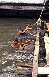 badende Kinder am Bootsanleger von Long Bagun