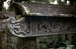 Schnitzereien an einem Dayak-Grab in Eheng