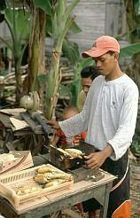 Pinang Habang: Mais wird gegrillt