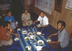Essen in Kanis Familie in Pinang Habang