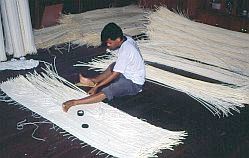 Herstellung von Rattan-Matten in Amuntai
