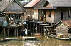 Negara: Huser auf Stelzen am Fluss
