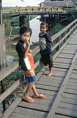 Negara: Zwei Kinder auf einer Brcke