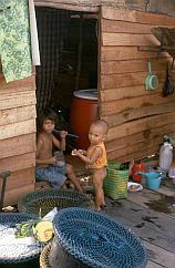 Negara: 2 Kinder vor ihrem Haus