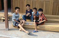 Negara: 4 Jungen beim Kartenspiel