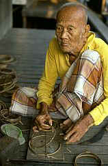 Negara: Der alte Mann stellt Teile fr Schiffsreusen her