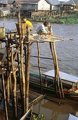Negara: Fischtrocknen hoch ber dem Wasser