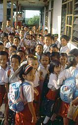 Negara: Schulkinder in der Grundschule