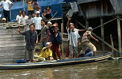 Negara: Menschen am Ufer