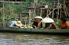 Marktboot auf dem Negara-Fluss