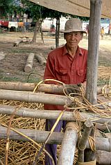 Mann beim Rattan-Schlen