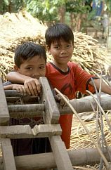 Zwei Jungen in einem Dayak-Dorf