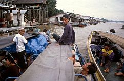 Tumbang Samba: ffentliche Boote