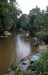 Betang Tumbang: Fluss mit Booten und Toilettenhuschen
