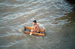 Junge im selbstgebauten Boot