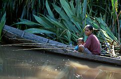 Frau mit Kind im Boot fischt am Ufer des Sekonyer-Flusses