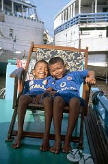 Zwei Jungen im Liegestuhl auf dem Boot in Kumai
