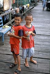 Zwei Jungen in Pangkalanbun
