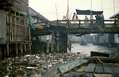 Banjarmasin: Schmutziger Kanal mit Brcke