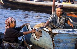 Banjarmasin: Floating Market, zwei Frauen handeln