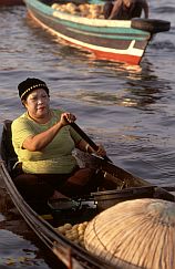 Banjarmasin: Frau im Boot auf dem Floating Market