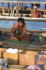 Banjarmasin: Floating Market, Verkaufsboote