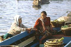 Banjarmasin: Zwei Frauen handeln auf dem Floating Market