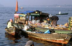 Banjarmasin: Verkaufsboote auf dem Floating Market