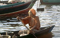 Banjarmasin: Frau rudert ihr Boot auf dem Floating Market